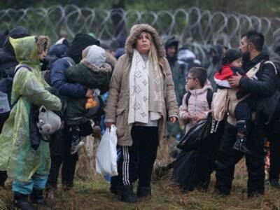 Насильно тащат в аэропорт: нескольких мигрантов в Беларуси задержали, их ожидает репатриация