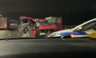 Фургон разложился на части после столкновения на КАД — видео