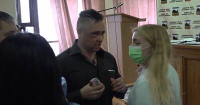 Сломали руку и челюсть: помощники нардепа из ОПЗЖ устроили драку в горсовете Селидово (видео)
