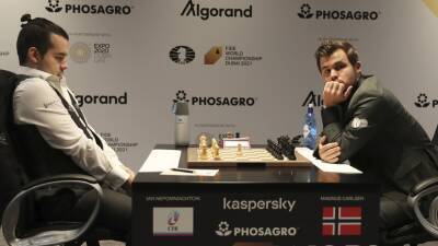 Мирный старт: Непомнящий и Карлсен разыграли ничью в первой партии за шахматную корону