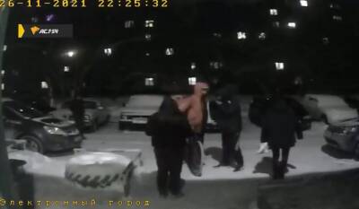 В Новосибирске неизвестные толпой избили курьера службы доставки