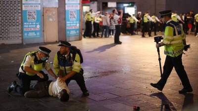 В Британии 12 полицейских пострадали при беспорядках на футбольном матче
