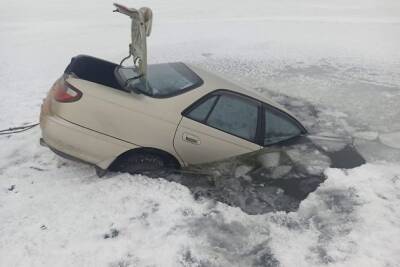 Автомобиль провалился под лёд на Иргене — в машине были два рыбака