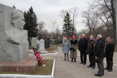 В день рождения Николая Вавилова на Воскресенском кладбище возложили два венка