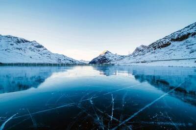 На озере в Канаде вода покрылась ледяными шарами и мира