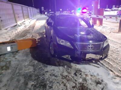 В Новосибирске угонщик пробил шлагбаум во время полицейской погони