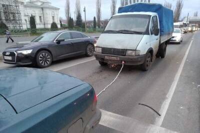 Воронежские дорожные инспекторы починили грузовик водителю из другого региона