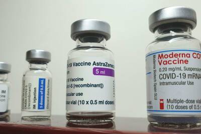 Moderna и Pfizer обещают быстро создать вакцины против варианта «Омикрон»