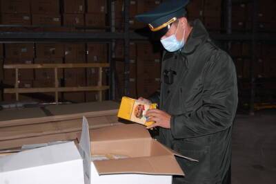 Смоленские таможенники изъяли санкционный сыр, "замаскированный" под мебель
