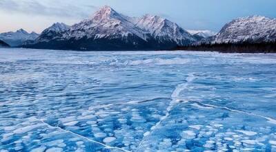 В Канаде в озере образовались огромные ледяные шары. ФОТО. ВИДЕО