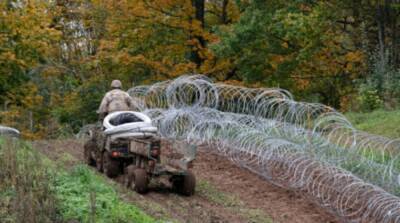 Латвия завершила строительство забора на границе с Беларусью
