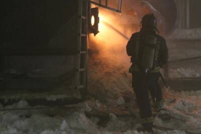 Семь пожарных нарядов тушили лесопилку в Архангельске