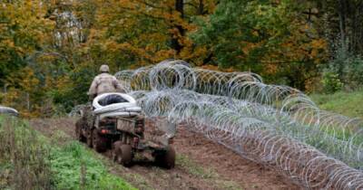 Латвия установила 37-километровый забор на границе с Беларусью