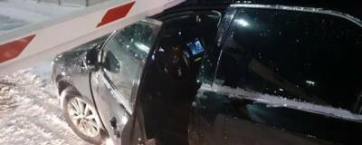 В Новосибирске угонщик Toyota Camry убегая от полиции устроил ДТП со шлагбаумом