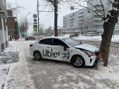 В Новосибирске такси вынесло на тротуар после ДТП на Красном проспекте