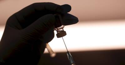 Бустерную вакцину от Covid-19 в Латвии получили около 60 700 человек