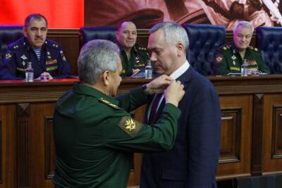 Шойгу наградил новосибирского губернатора за «укрепление боевого содружества»