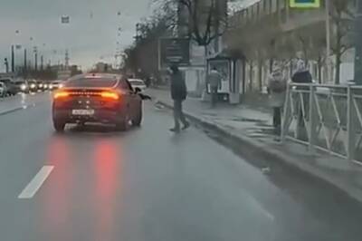 В Петербурге инвалид не успел на трамвай и случайный водитель предложил его подвезти