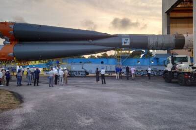 Ракету «Союз» установили на стартовый стол на космодроме в Гвиане