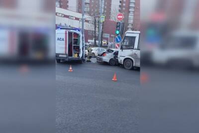 Полиция начала проверку после ДТП с маршруткой на пересечении проспектов Ветеранов и Маршала Жукова