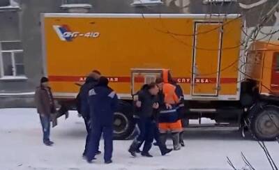 В Новосибирске нетрезвая компания напала на работников аварийной службы