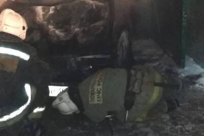 В поселке Отрадное огонь уничтожил дорогостоящий автомобиль BMW X5