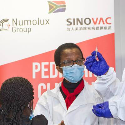 Власти ЮАР готовят ряд карантинных мер на фоне нового штамма коронавируса "омикрон"