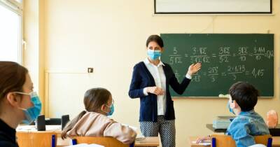 В Украине отстранили от работы 2,8 тыс. невакцинированных от коронавируса учителей