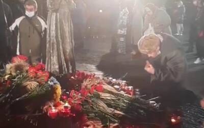 В Киеве пенсионер ел хлеб с мемориала Голодомора
