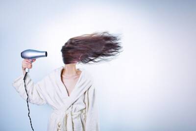 Эксперты назвали главные причины выпадения волос