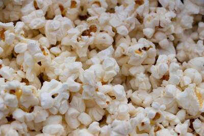 Ученые выяснили, что попкорн портит впечатления от просмотра кино и мира
