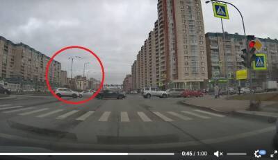 Фонарный столб внезапно «прилег» на проезжающий автомобиль в Приморском районе