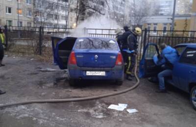 На Косыгина вспыхнул припаркованный Renault, «крот» завелся в моторе