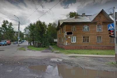 В Архангельске рухнувшая печь заперла двух барышень в аварийной деревяшке