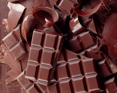 Россиянам назвали способы определить настоящий шоколад