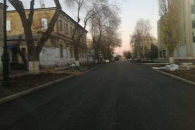 Асфальт на отремонтированной улице Володарского в Оренбурге начал портиться
