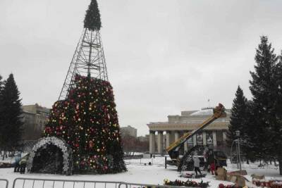 В Новосибирске с опережением начали установку городской елки перед НОВАТом