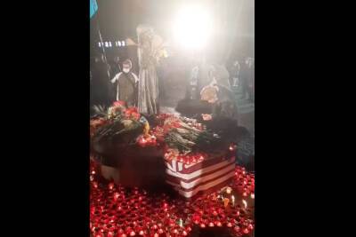 В Киеве пенсионер ел хлеб, оставленный у мемориала в память голодомора