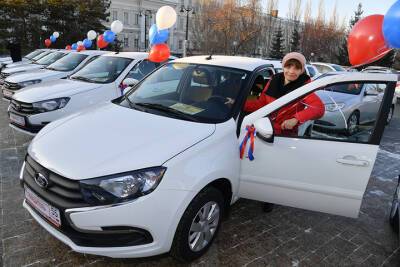16 отечественных автомобилей вручили аграриям в Омской области