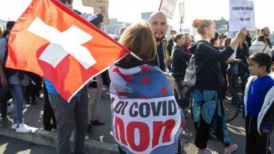 Швейцария решает судьбу санитарных пропусков на референдуме