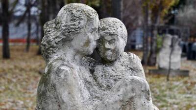 Москвичам рассказали, в каких парках можно найти памятники матерям - vm.ru