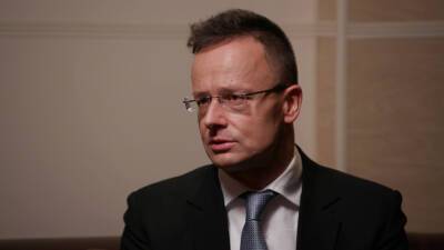 Глава МИД Венгрии высказался о миграционной политике и признании «Спутника V» в ЕС — видео