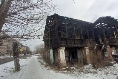 Сгоревший двухэтажный деревянный дом купца Шергова в Чите начали разбирать