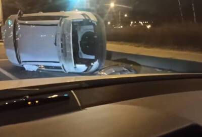 В результате ДТП на севере Петербурга автомобиль оказался на боку