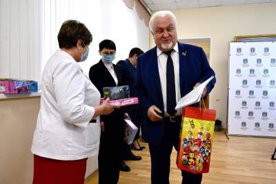 Депутаты облдумы передали подарки маленьким пациентам тамбовских больниц
