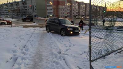 Автомобилист вылетел на тротуар после ДТП в Южно-Сахалинске