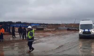 Более 80 мигрантов задержали после рейда на стройке в Усть-Луге – видео с места