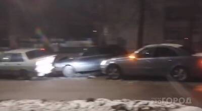 Ночью в Чебоксарах 18-летний водитель влетел в "Мерседес", подбивший по инерции еще два авто