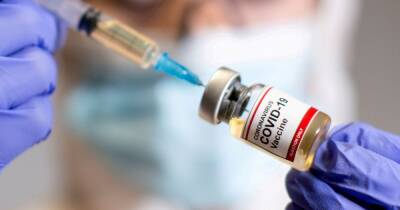 В немецком аэропорту людей вакцинировали самодельным препаратом от коронавируса (фото)