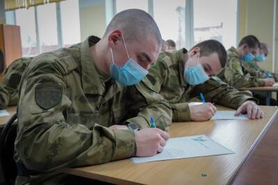 Псковские солдаты написали в честь праздника письма своим мамам